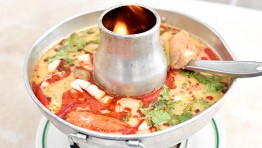 中華街で繰り広げられるシーフード合戦!赤vs緑、制するのはどっち!?