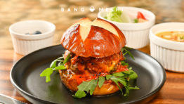 2.5kgのモンスターバーガー30分以内に完食で無料!